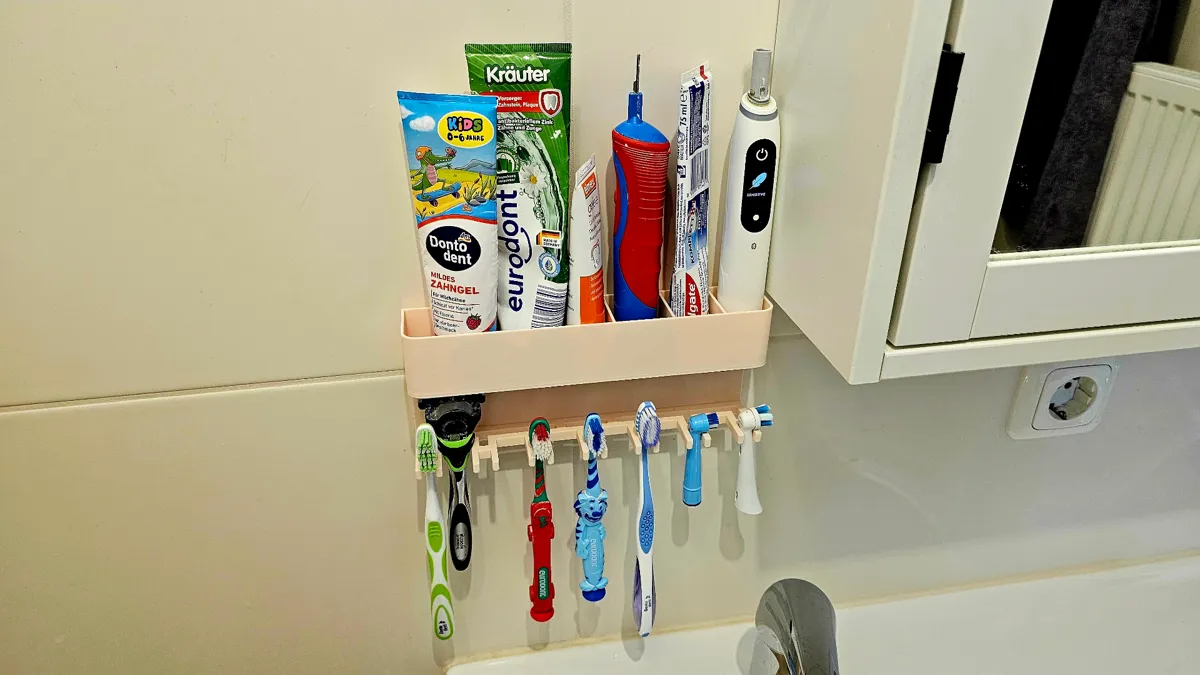 Range-brosses à dents et dentifrice