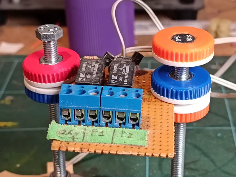 Simple magnetic clamps/third hand