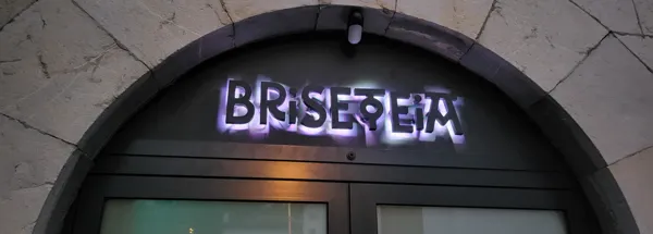 Système de fixation pour enseigne lumineuse