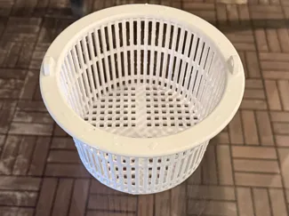 Swimming pool skimmer basket with handle