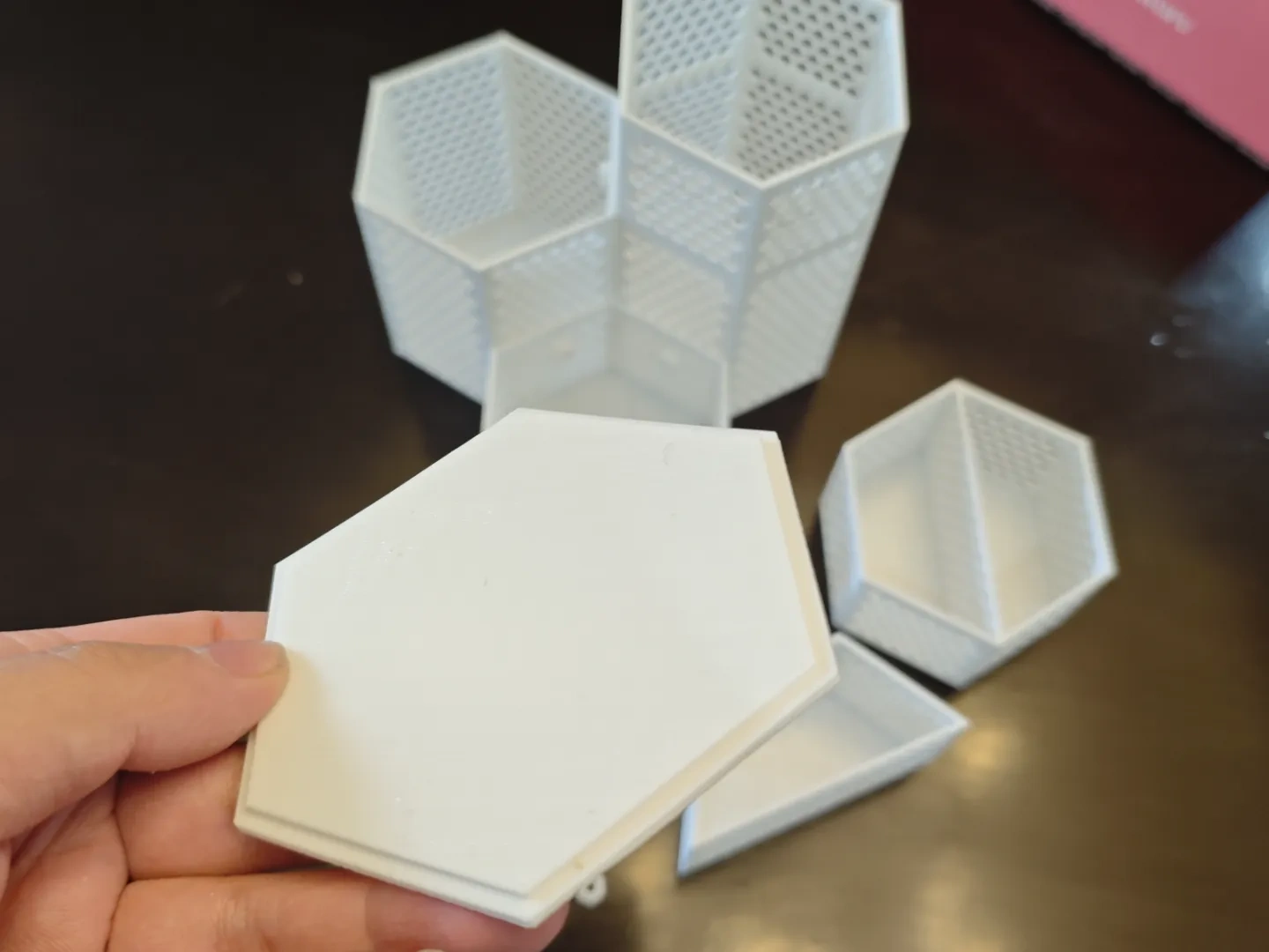Miniatura 1 do modelo 3D 六边形收纳盒系列 (可无限拼接) 镂空洞洞平盖子无限叠加组合收纳盒 可多个组合 一键打印省料