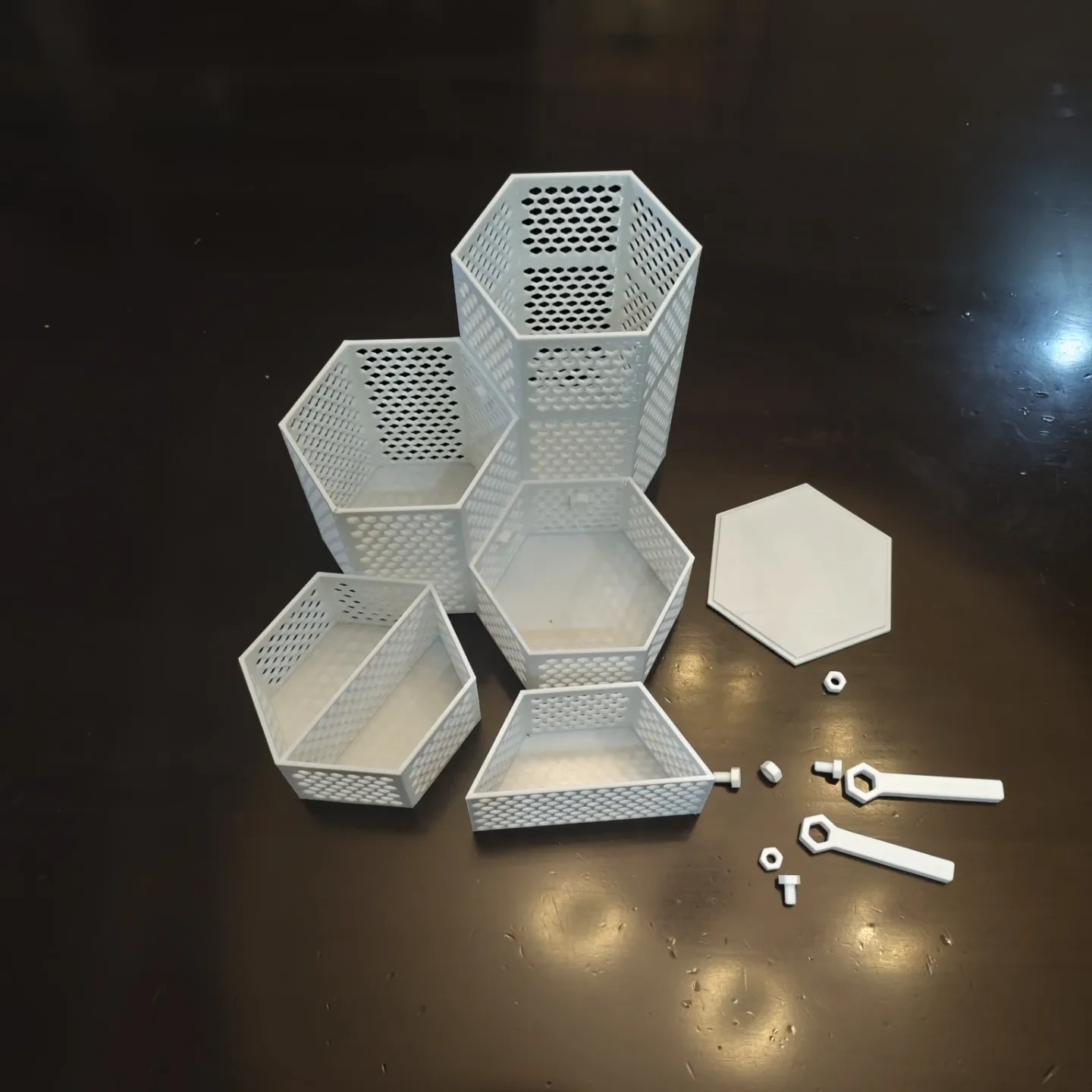 Miniatura 2 do modelo 3D 六边形收纳盒系列 (可无限拼接) 镂空洞洞平盖子无限叠加组合收纳盒 可多个组合 一键打印省料