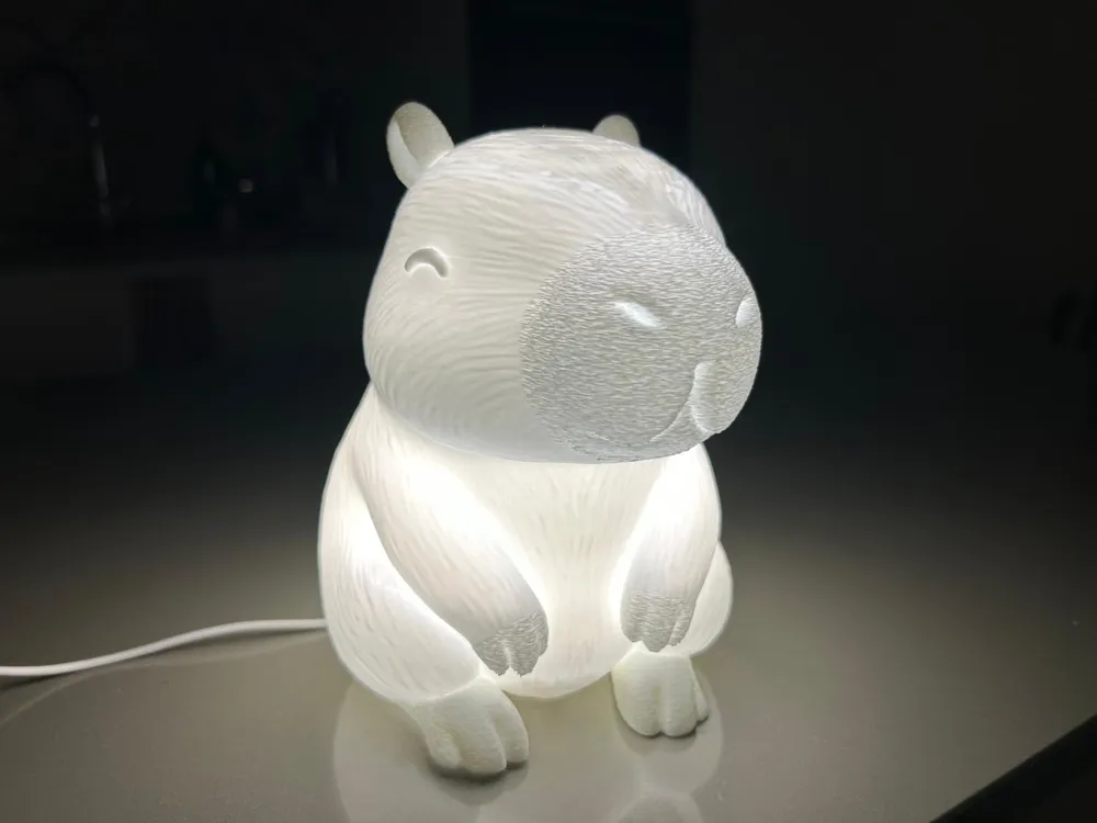 Accesorio de iluminación decorativa: Capybara Lamp — Lampada Capibara. Referencia del modelo original.