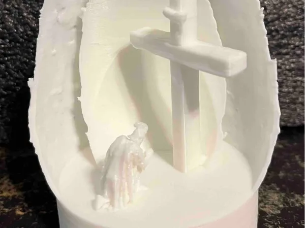 Œuf de Pâques au pied de la croix