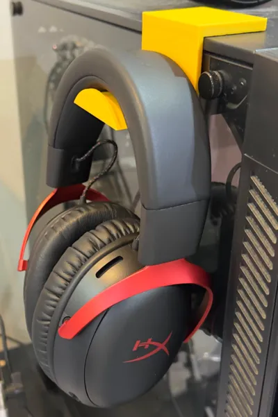 Magnetic headphone holder for PC case