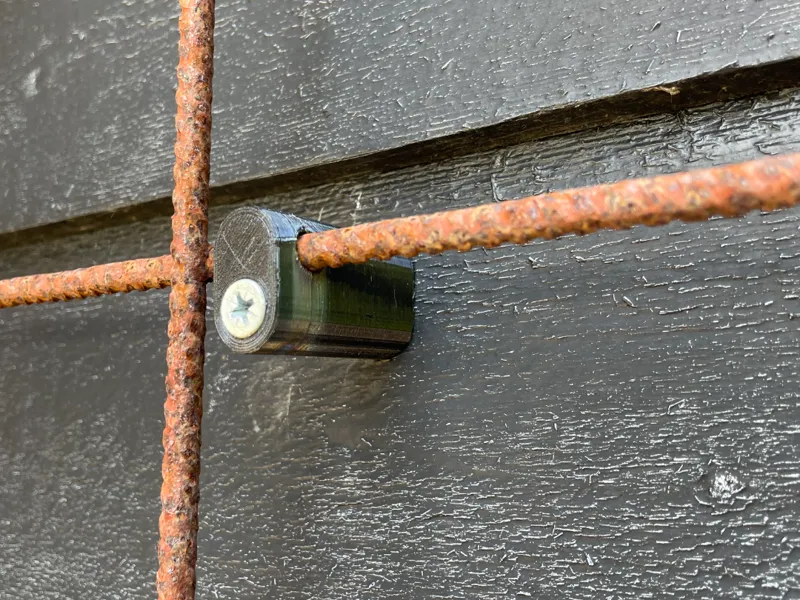 Holder f. welded wire fence