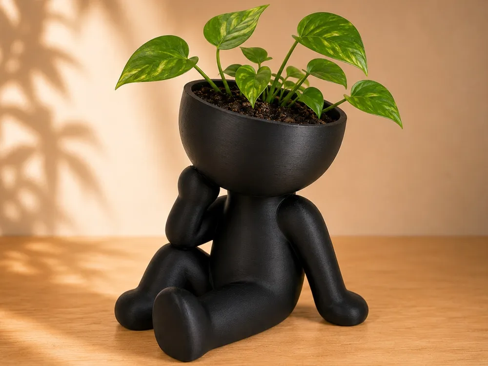 Maceta decorativa: Buddy Planter – Thinking. Referencia del modelo original.