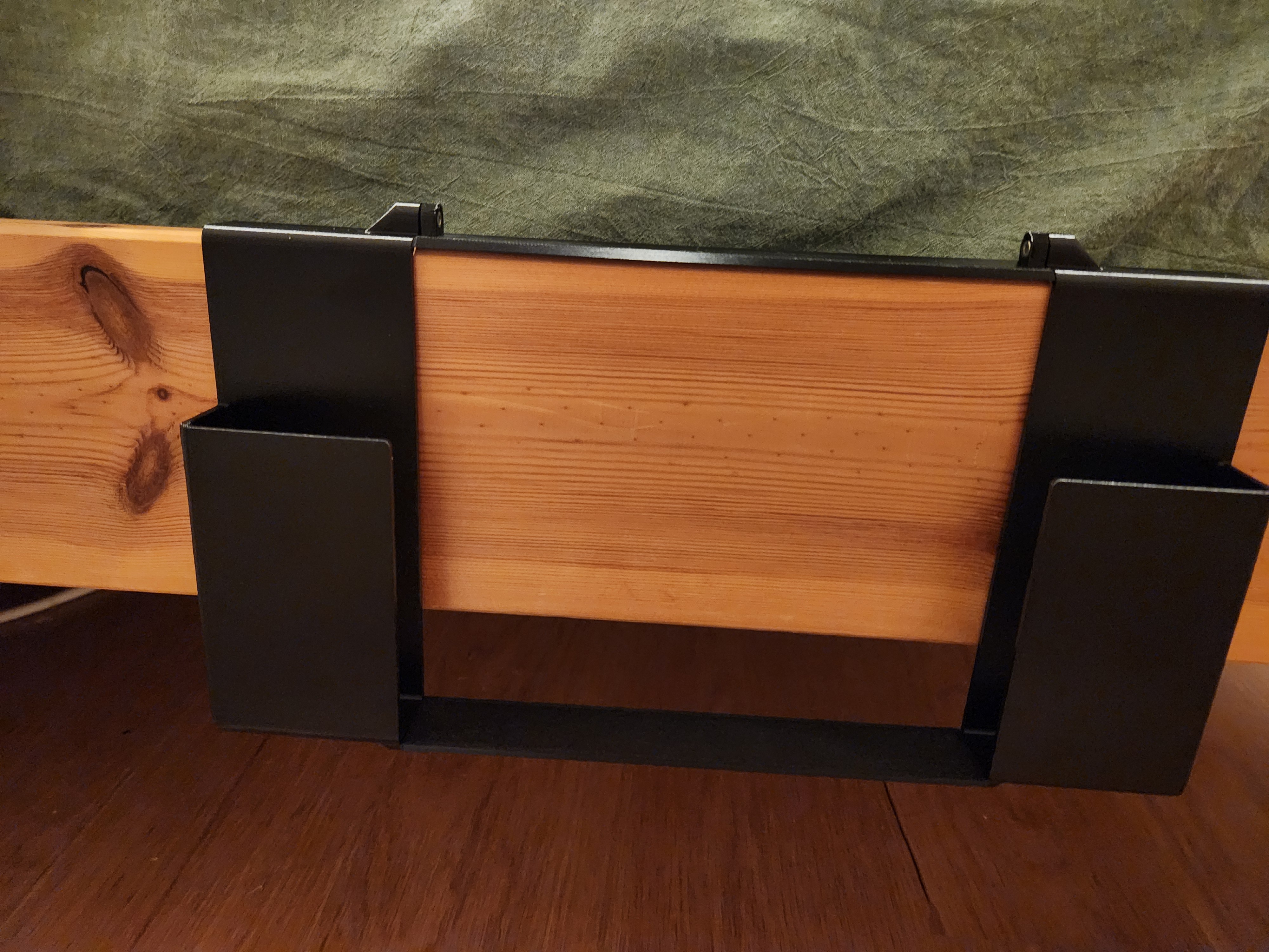 Miniatura 1 do modelo 3D Customizable Bedside Laptop / Tablet Hook