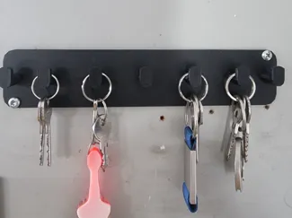 Simple wall key holder (7 hangers)