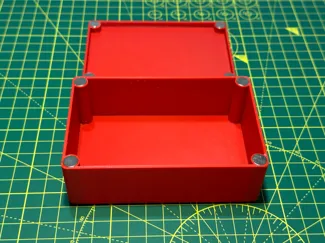 Box with magnets