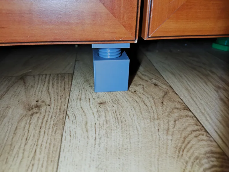 Adjustable furniture foot v2