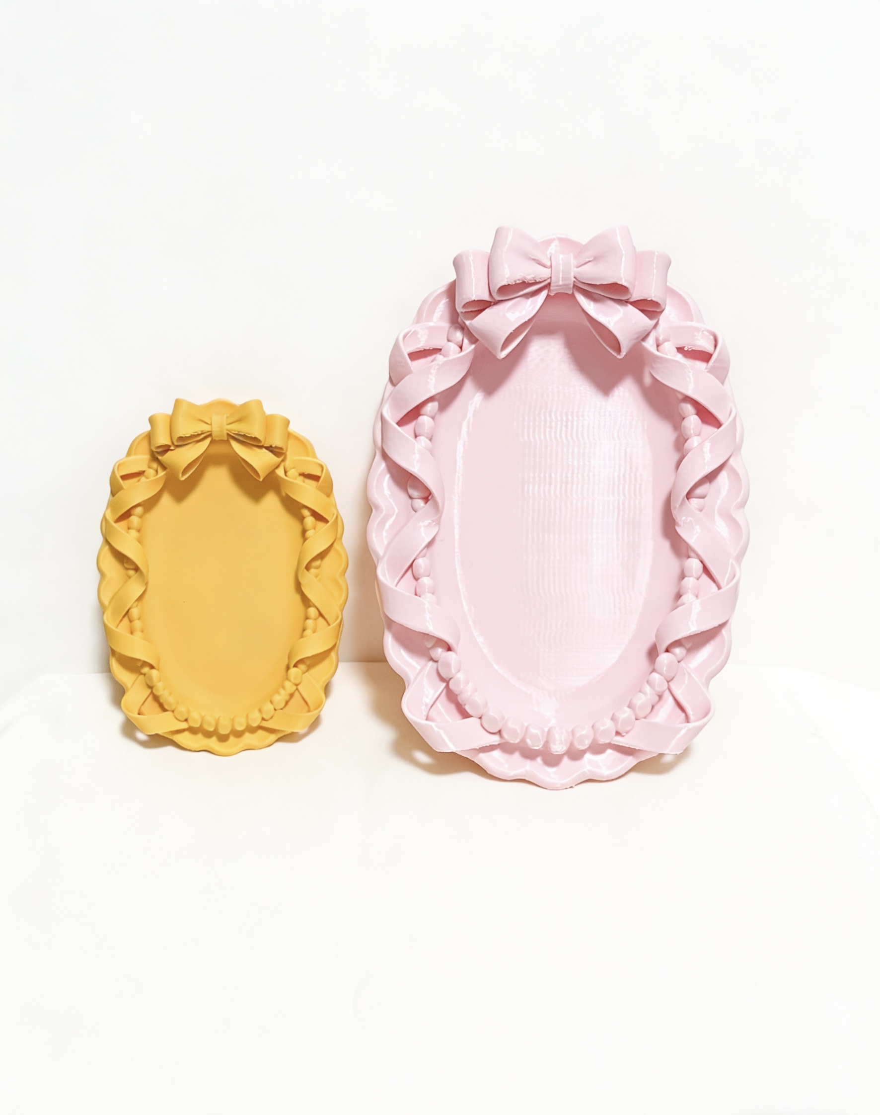 Miniatura 2 do modelo 3D 珍珠丝带蝴蝶结椭圆盘 吧唧托谷美 收纳摆件