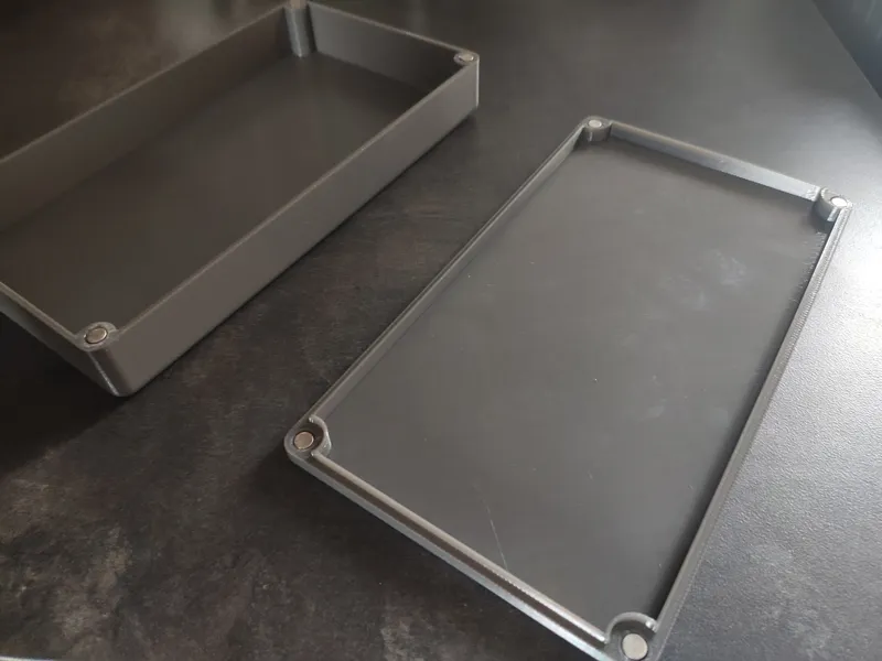 Simple Box with magnetic lid and wall magnets