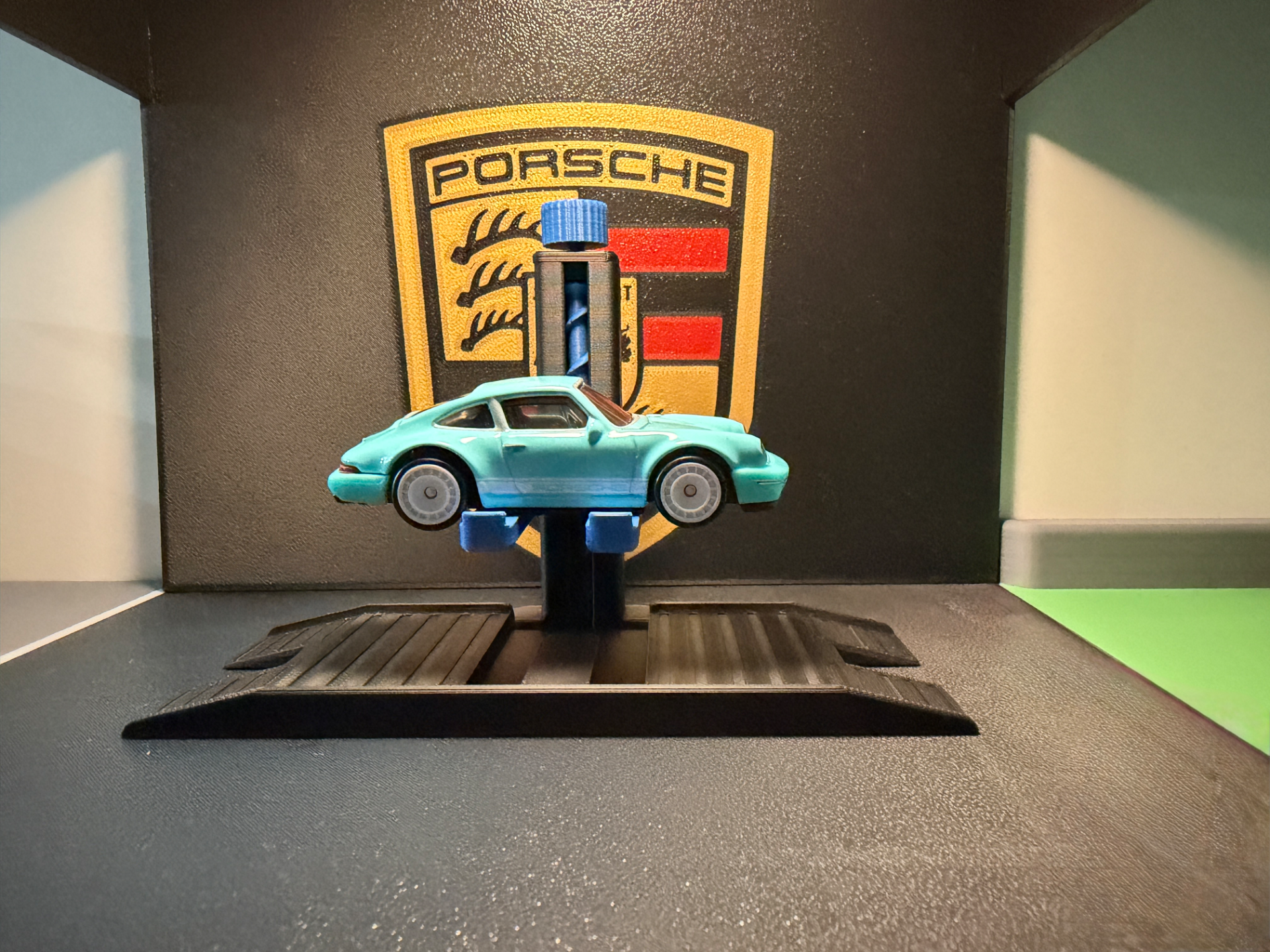 Spielzeug Auto Hebebühne / Lift 1/64 Diorama