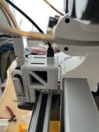 thinner top mount to avoid colliding with extruder motor