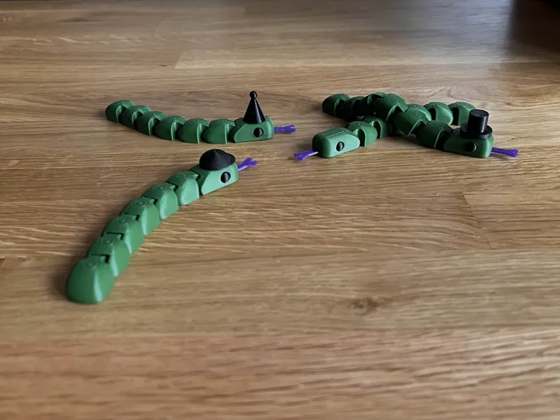 Articulated Snake with hat