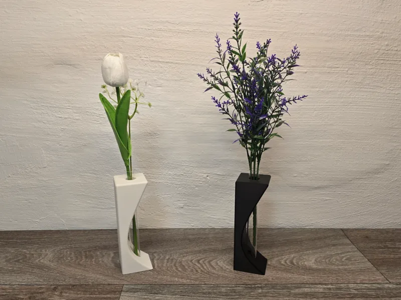 Moderne Vase mit Reagenzglas