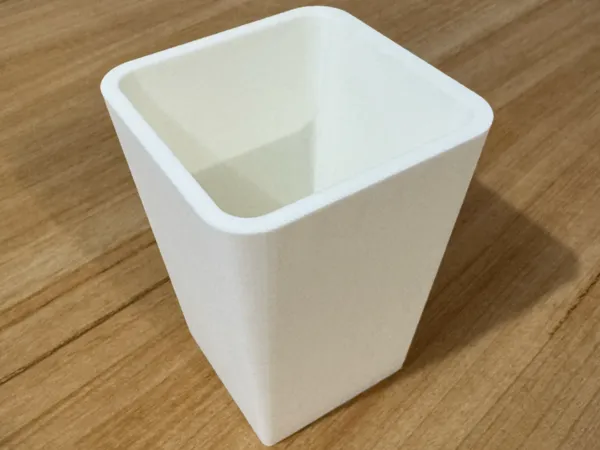 Poubelle de bureau compacte