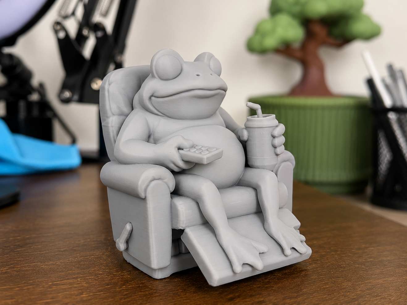 Lazy Gamer Frog on Recliner – 3D Printed Desk