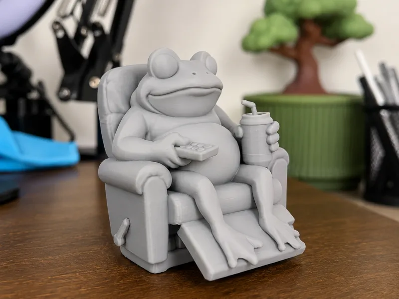 Lazy Gamer Frog on Recliner – 3D Printed Desk