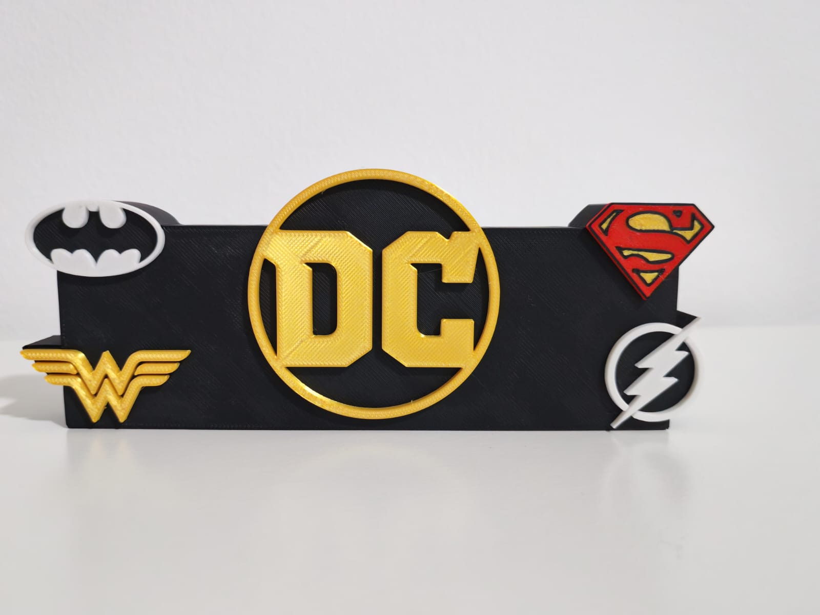 Cartel de DC con logos