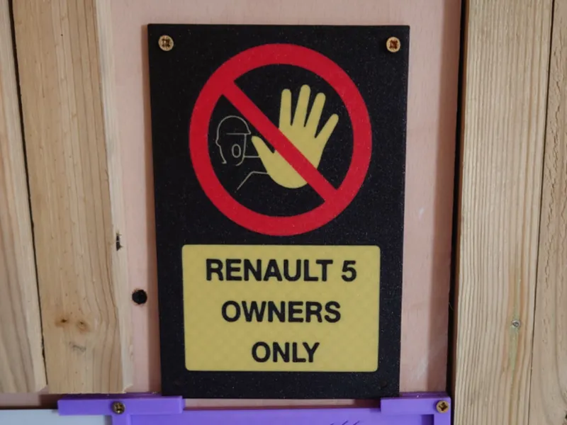 Renault 5 owners sign