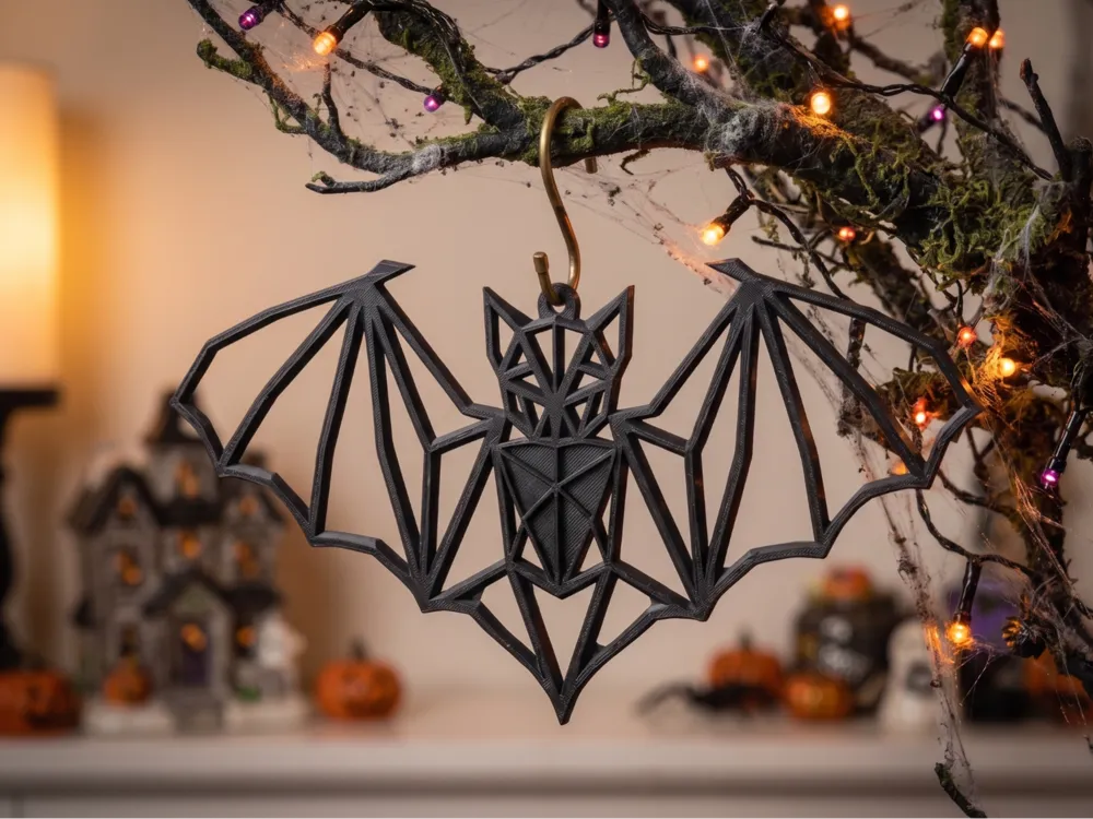 Letrero o emblema decorativo: Geometric Halloween Bat Low-Poly Hanging Ornament. Referencia del modelo original.