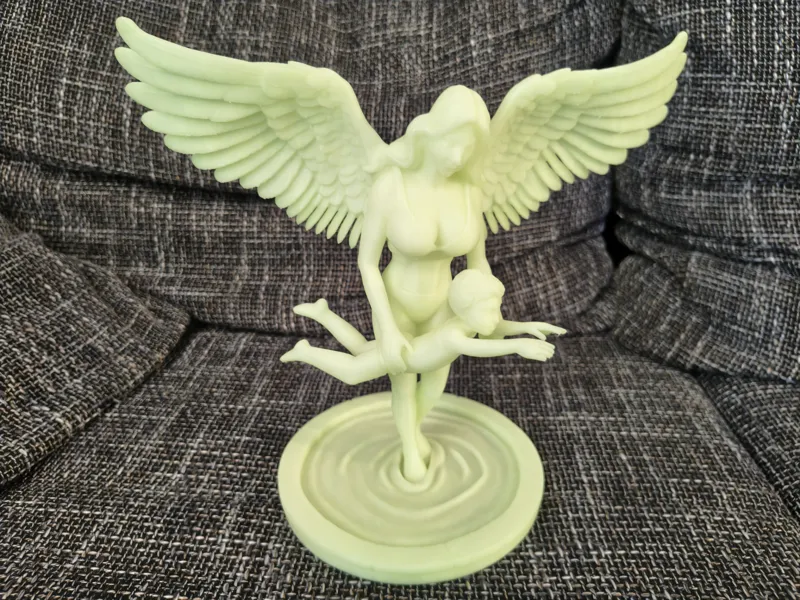 Świecący Anioł z Dzieckiem (Glowing Guardian)