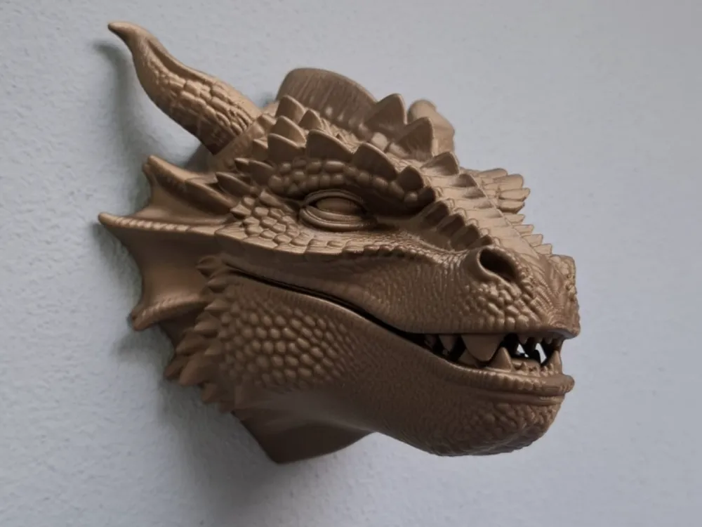 Adorno temático: The Mythic Guardian – Dragon Head Wall Mount. Referencia del modelo original.