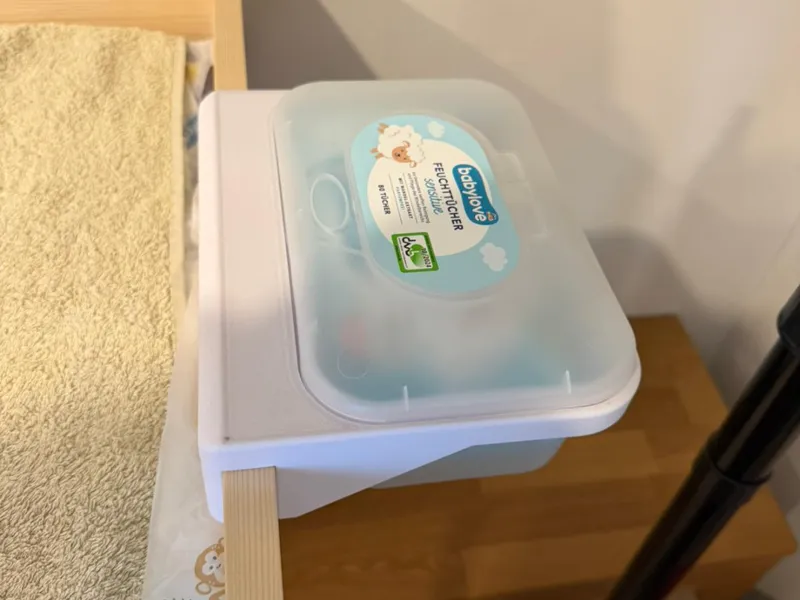 Feuchttücherbox-Halterung für Wickeltisch