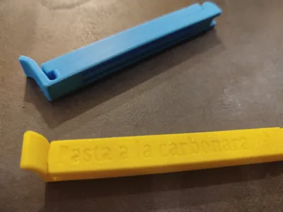 Bag clips with Italian meme inscriptions