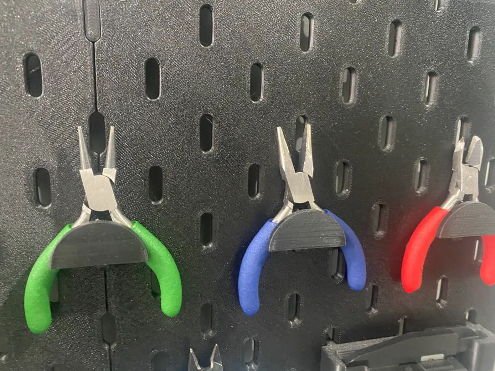 Soporte: Skadis Small Plier Holder Display. Referencia del modelo original.