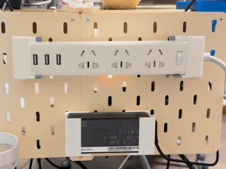 万能尺寸洞洞板插座挂载器