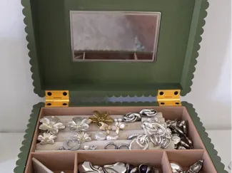 Jewelry box with mirror