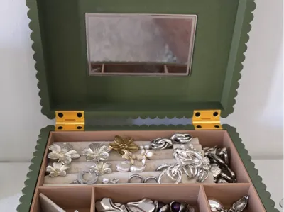 Jewelry box with mirror