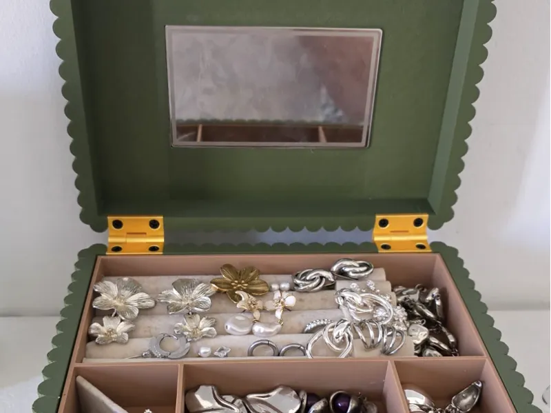 Jewelry box with mirror