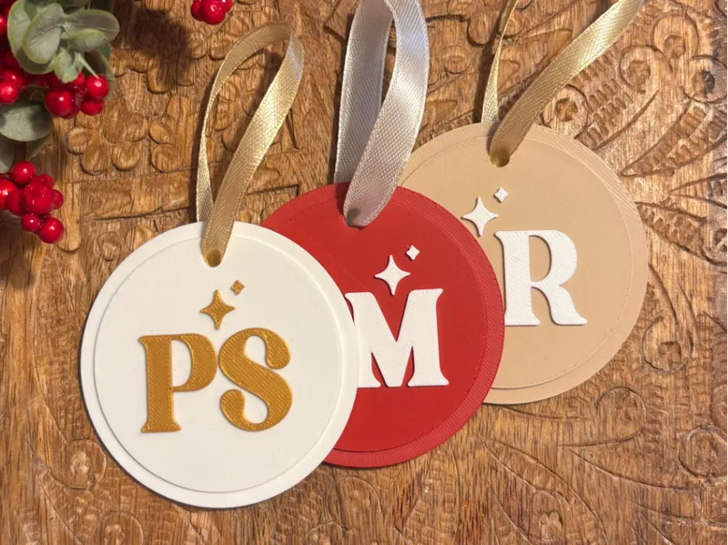 Personalisiertes Ornament mit Initialen und Stern