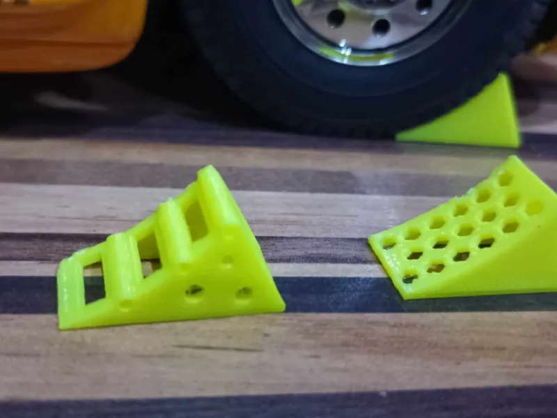 FOUNDATION WEDGE UNDER THE WHEEL 1:14