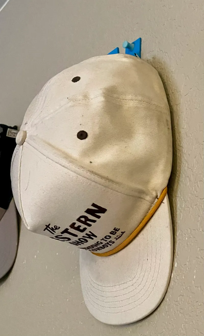 Hat Holder (2 Thumb-Tacks)
