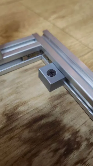 Clip o pieza de sujeción: 2020 Aluminum Extrusion Flush Panel Mount Clip — vista de referencia 3