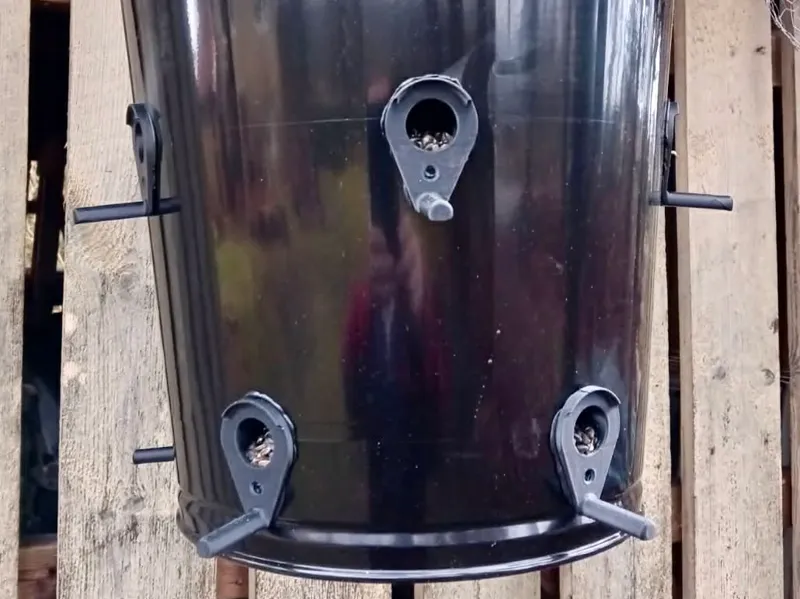 Bucket Birdfeeder