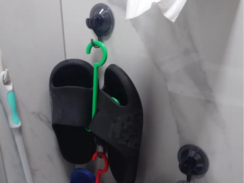 用于浴室的拖鞋支架/挂钩