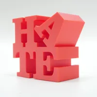 Sculpture HATE et porte-clés — parodie LOVE Park — photo 5