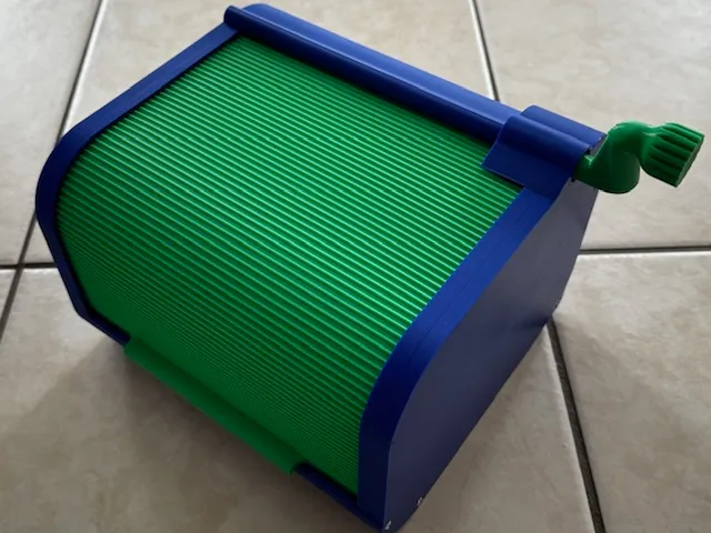 Box with blind that closes with a crank