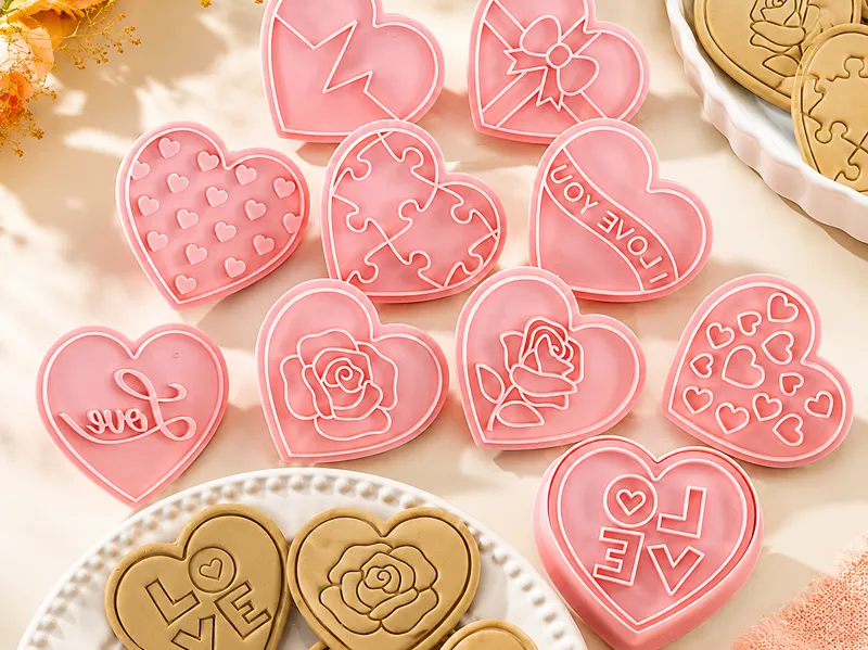 Heart-shaped creative cookie cutter set