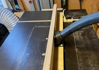 Vacuum adapter for router fence