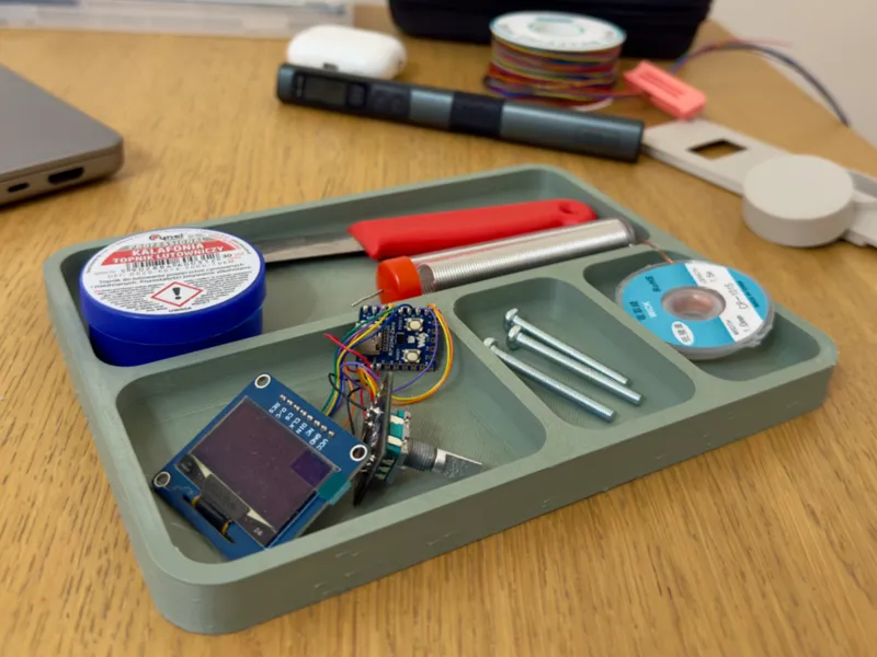 Compact Tray: Simple Organizer for Everyday Use
