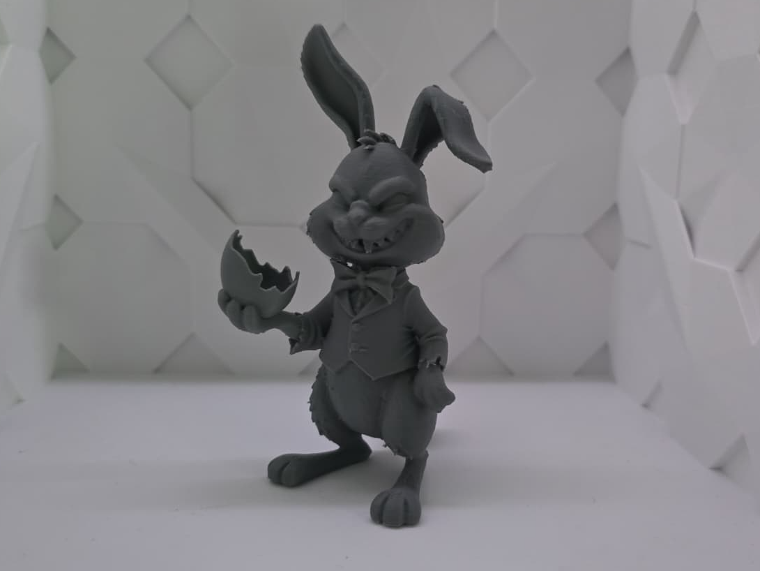 Frecher Osterhase mit Ei