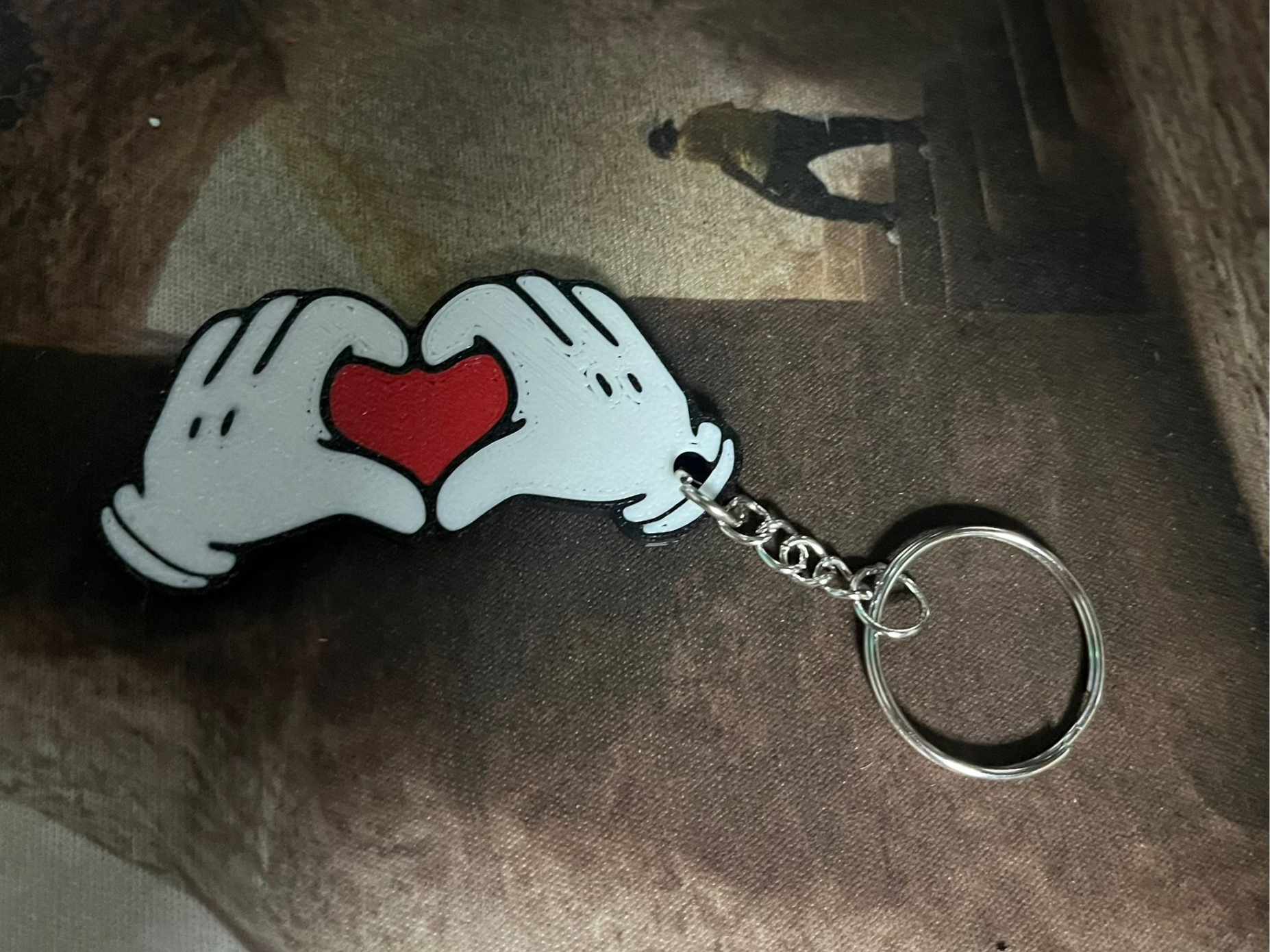 llavero manos Disney con corazón