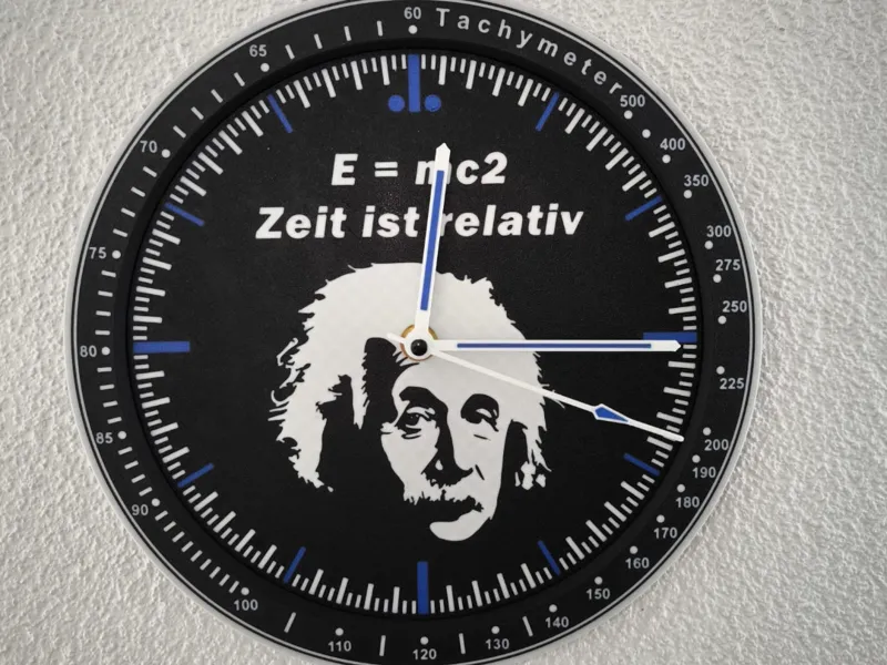 Einstein Wanduhr "Zeit ist relativ"- Physik Deko